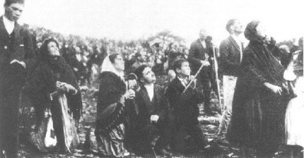 Fatima, 13 octobre 1917, la foule pendant le miracle du soleil